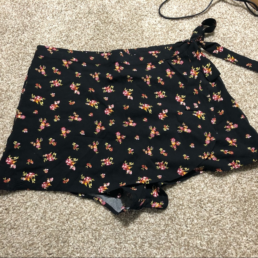 🌻NWOT Black floral skort!🌻